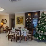 Hotel Maroon