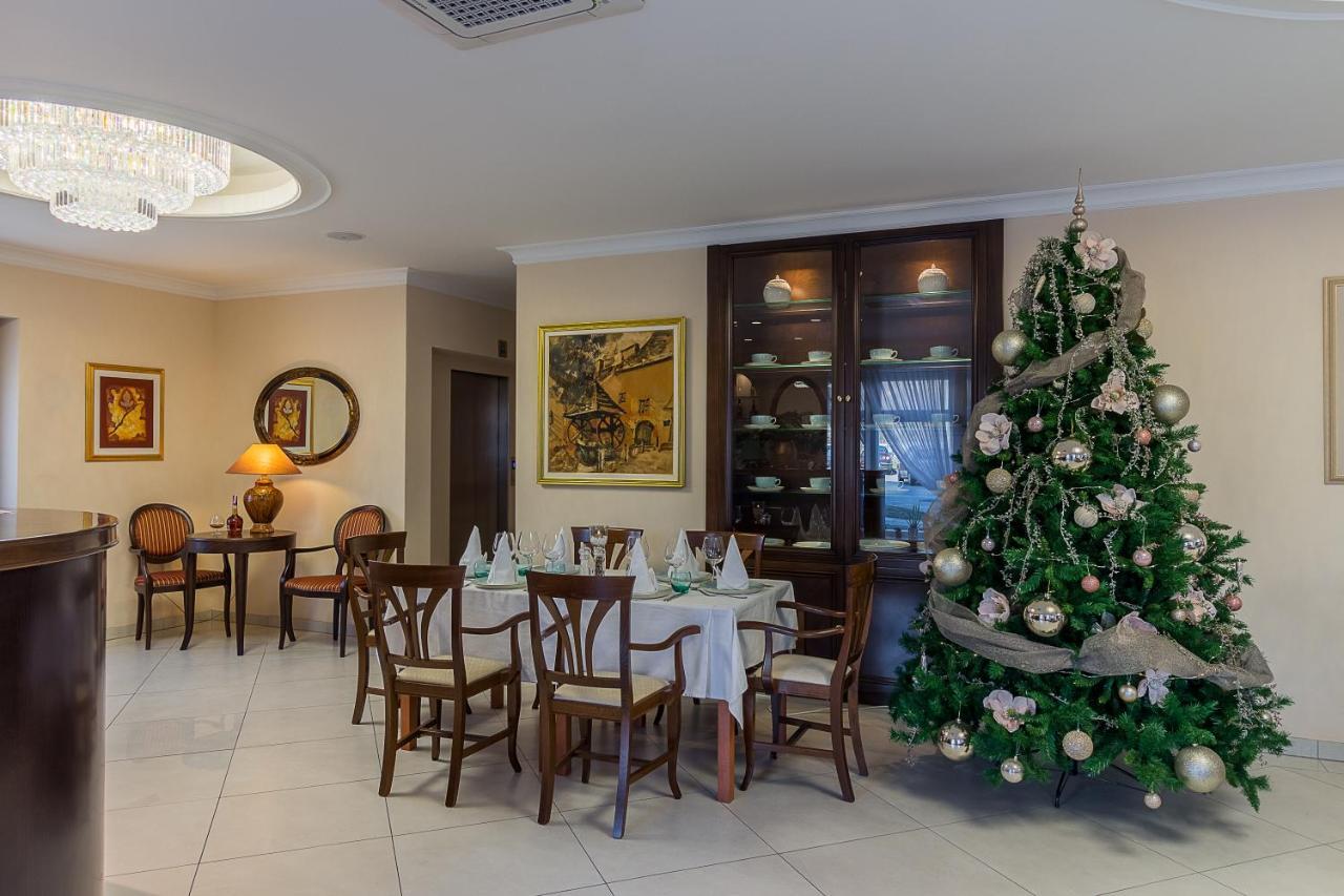 Hotel Maroon 3*