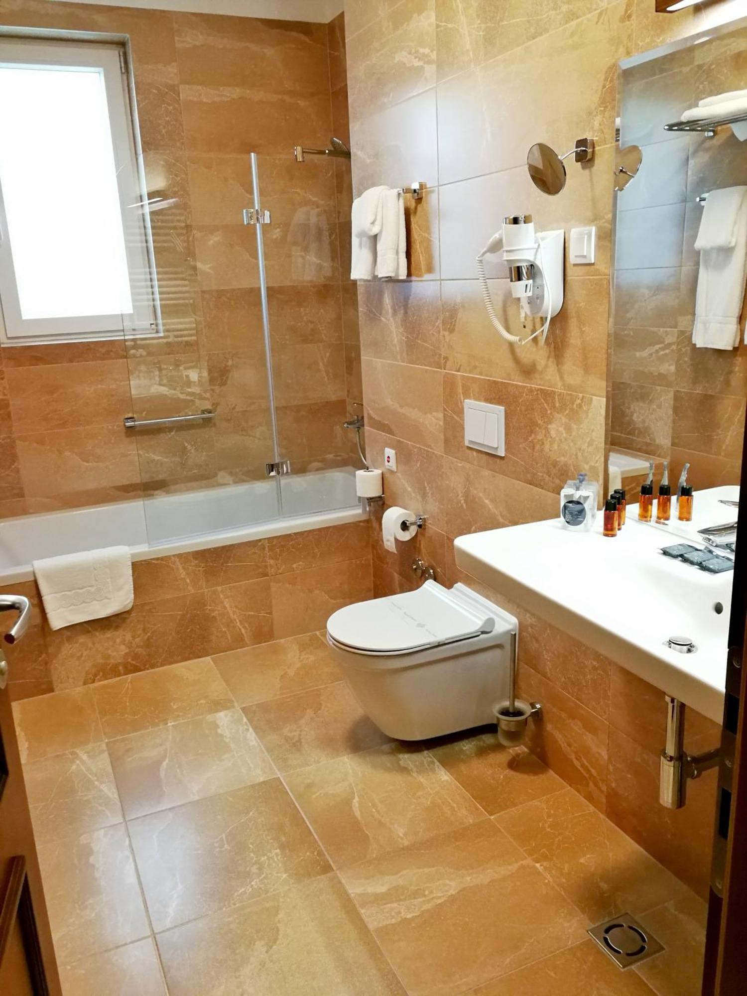Maroon Hotel 3*