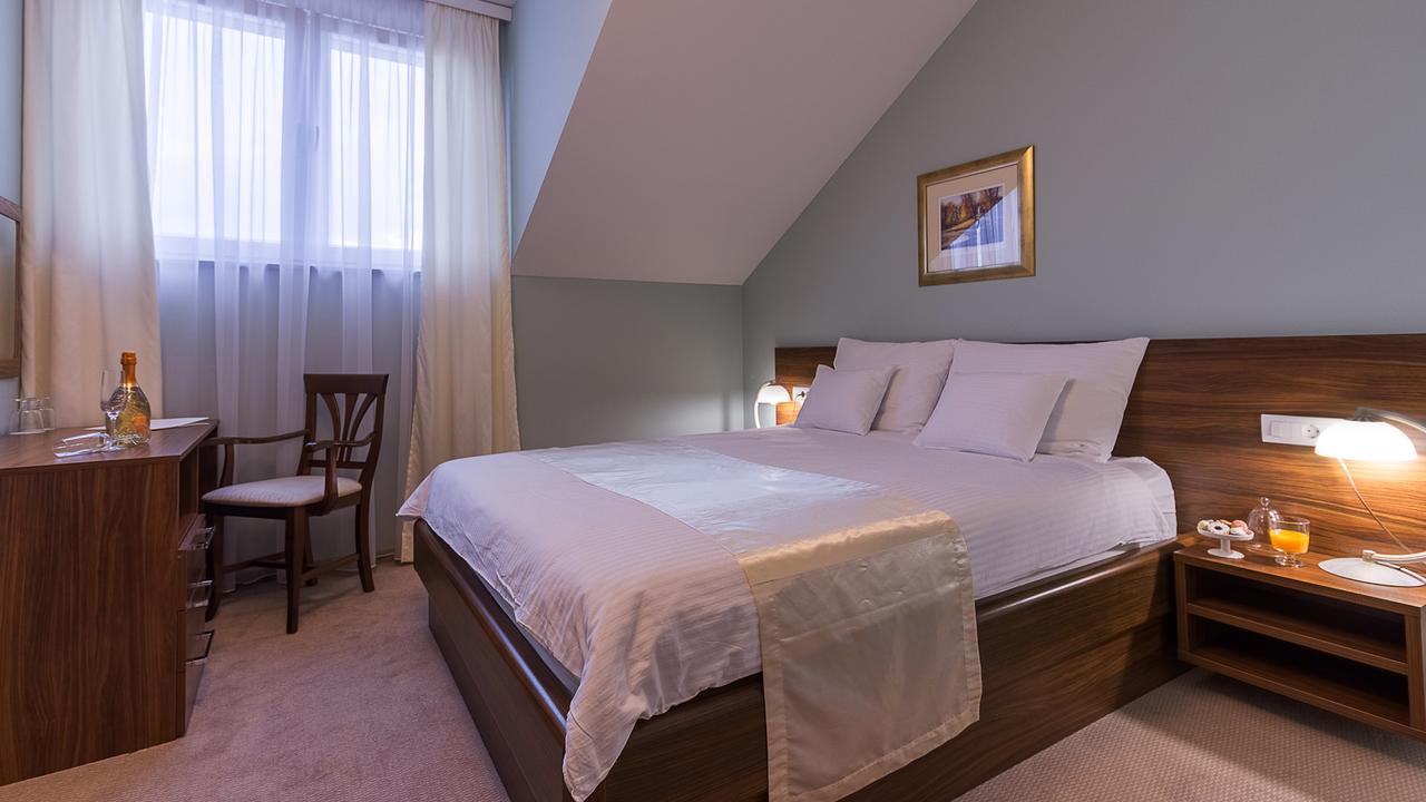 Hotel Maroon 3*
