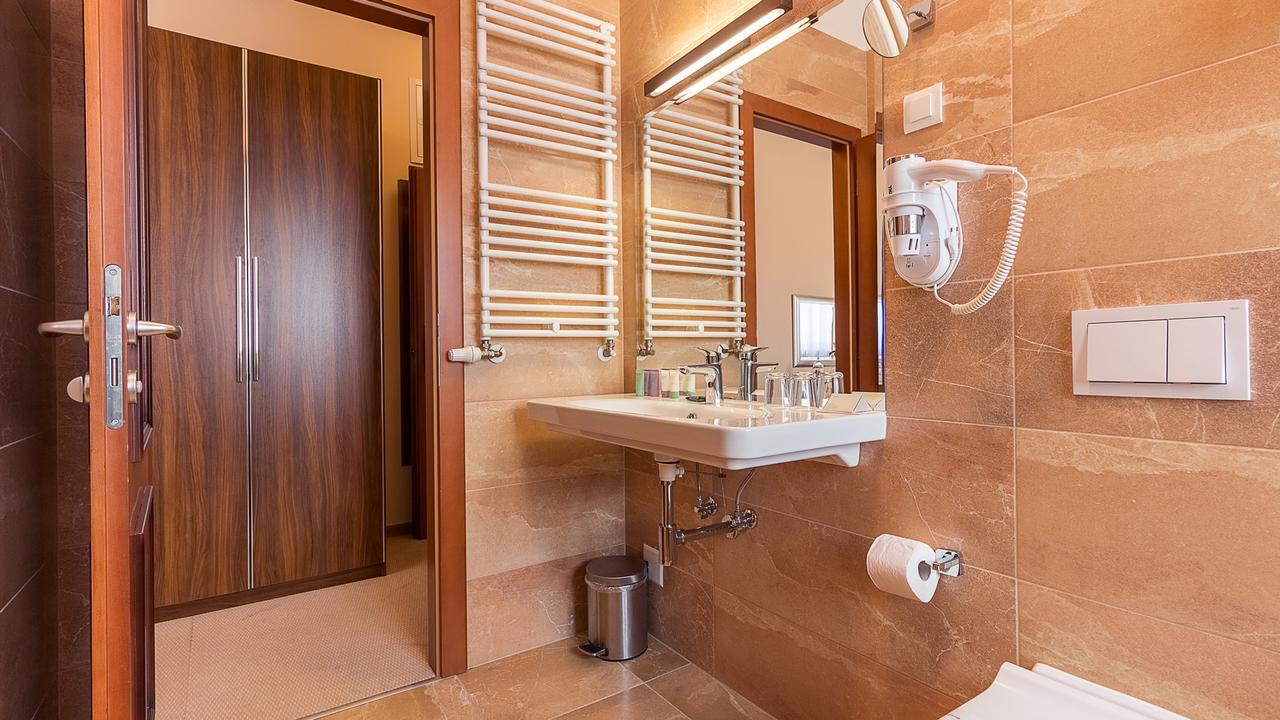 Hotel Maroon 3*