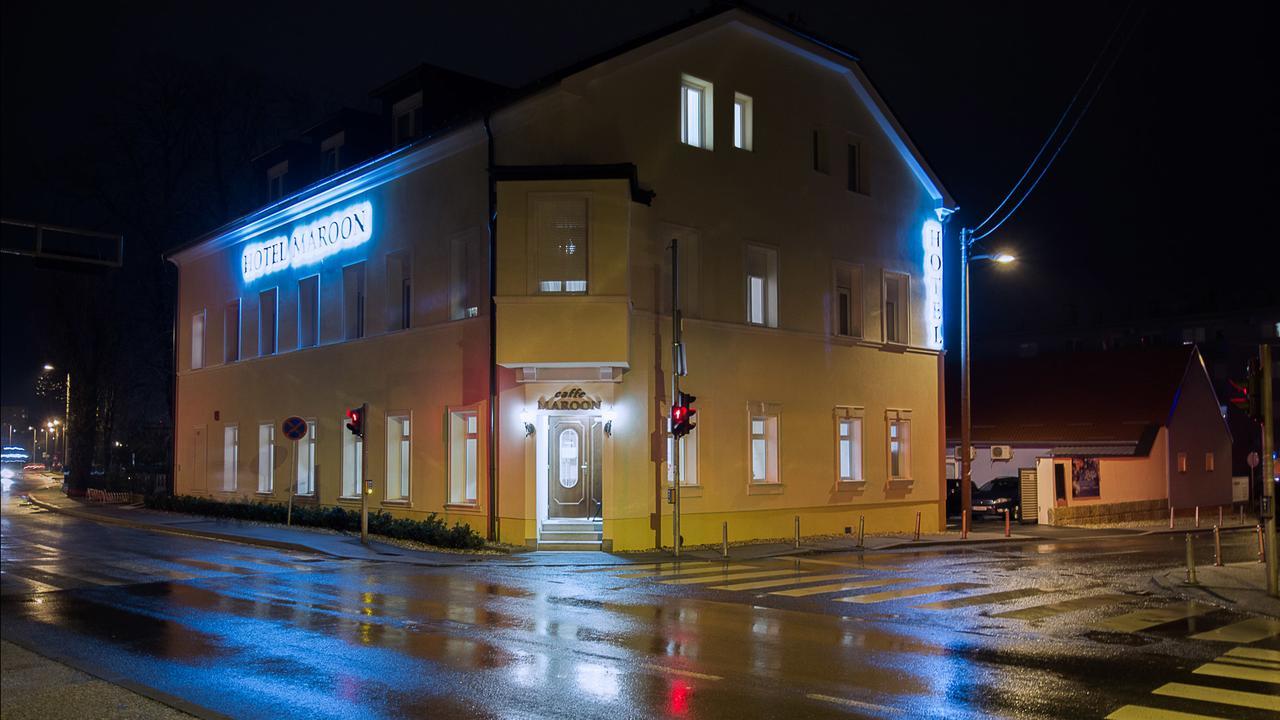 Maroon Hotel
